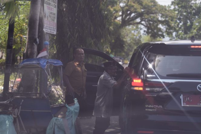 
					Tanpa Pengawalan, Wagub Sulbar Turun Menyapa Rakyat dan Singgah di Rumah Warga