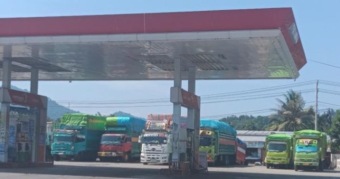 
					SPBU 74.915.58 Simbuang, Mamuju Klarifikasi Antrian Panjang BBM Solar, Pastikan Distribusi Aman