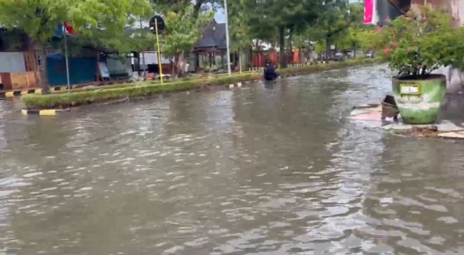 
					System Drainase Buruk, Hujan Sejenak Bikin Kota Polewali Tergenang
