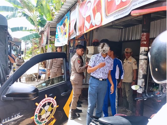 
					Jam Sekolah Malah Santai di Warung, Pelajar Ini Terjaring Razia Satpol PP Polman