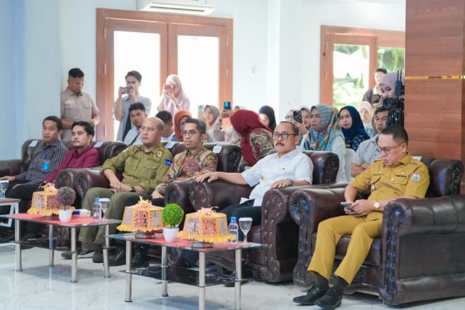 
					Gubernur Sulbar Ikuti Acara Akad Massal KUR, Ingatkan UMKM Pentingnya Jaga Komitmen