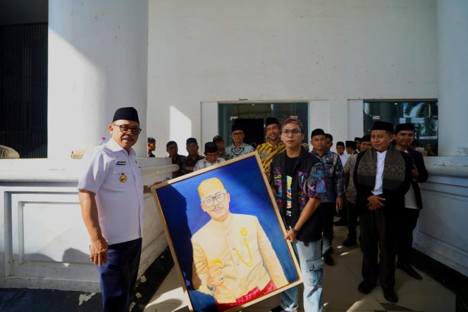 
					Dukung Ekonomi Pesantren, Gubernur Sulbar Beri Bantuan Mesin Pembuat Cokelat ke Ponpes Hasan Yamani