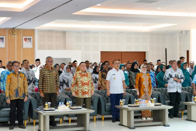 
					Tanpa Jasa Guru, Tak Ada Pejabat: Gubernur Sulbar Puji Peran Strategis Pendidik di Sulbar