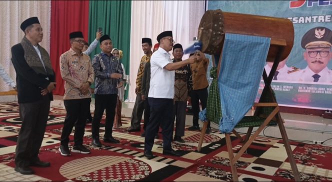 
					Gubernur Sulbar Buka Yamani Fest 2025, Tekankan Peran Penting Pesantren