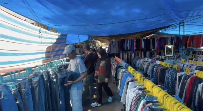 
					Larangan Impor Pakaian Bekas Berlaku, Pedagang Cakar di Polman Minta Jalan Keluar