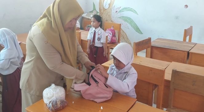 
					Kisah Nur Azizah, Siswi SD yang Selalu Membawa Menu MBG untuk Keluarganya