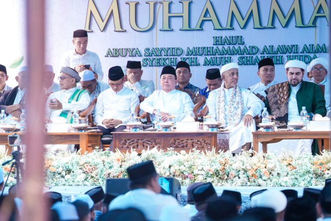 
					Wagub Sulbar Hadiri Maulid Nabi dan Haul Ulama Terkemuka di Pambusuang