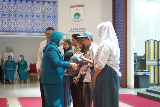 
					Semarak Puncak HKG PKK ke-53 Sulbar, Staf Ahli PKK Bagikan Alat Sekolah untuk Siswa