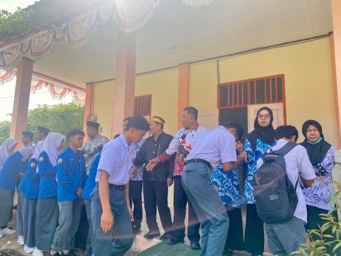 
					Cegah Penyebaran Paham IRET,  Kesbangpol Sulbar dan   Densus 88 Sasar Siswa SMKN 1 Tapalang Barat