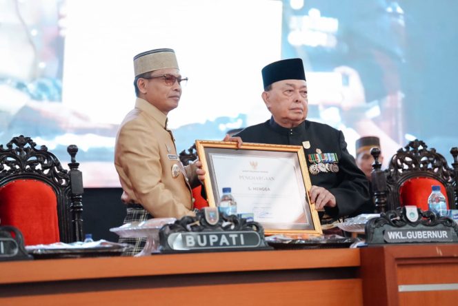 
					Pemkab Polman Beri Penghargaan kepada Mantan Bupati dan Tokoh Nasional pada Hari Jadi ke-66