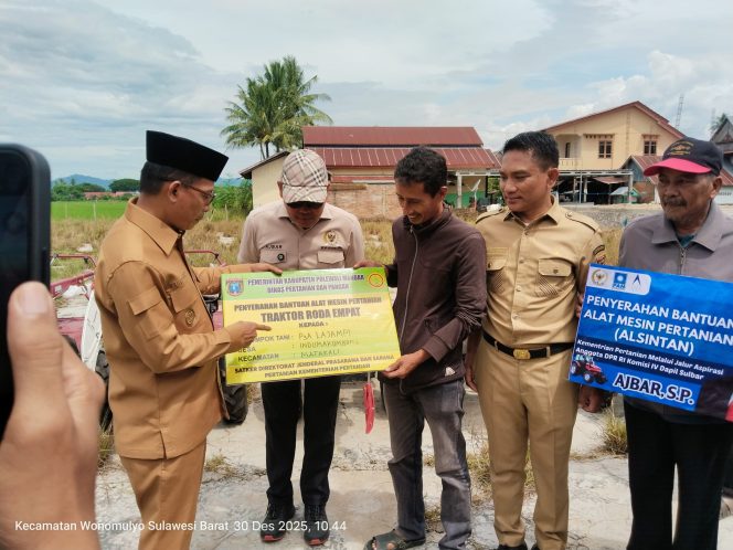 
					Dipenghujung Tahun 2025, Pemkab Polman Salurkan Bantuan Alsintan