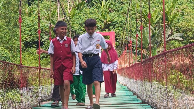 
					Terselamatkan dari Kerusakan: Jembatan Gantung Polman Berdiri Kokoh Setelah Renovasi TNI