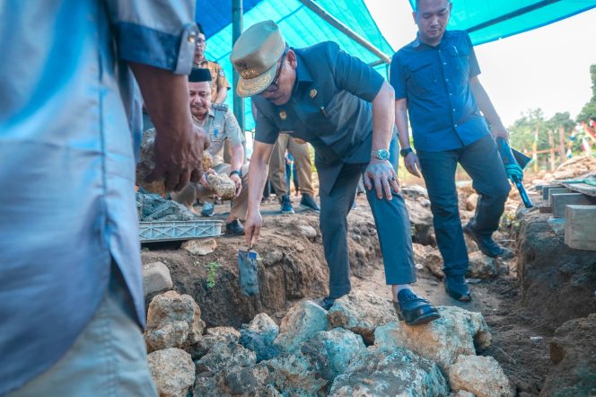 
					Gubernur Suhardi Duka Letakan Batu Pertama Pembangunan Masjid Nurul Akbar
