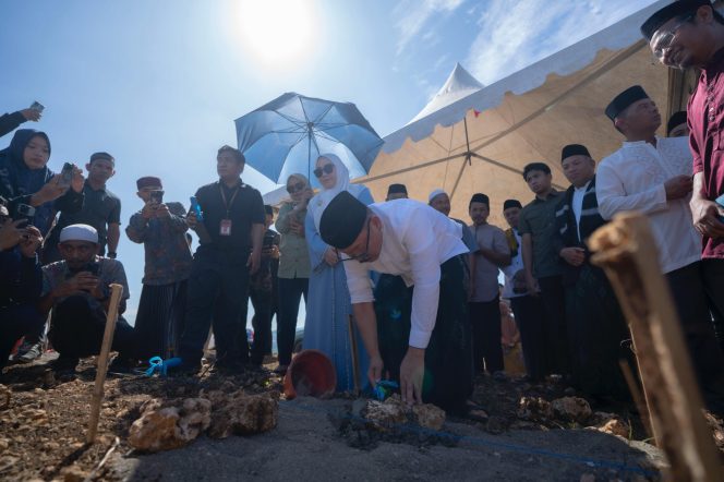 
					Gubernur Sulbar Lakukan Peletakan Batu Pertama Masjid An-Nur Tanete Guru