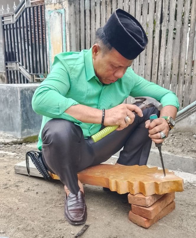 
					Tak Canggung Kotor, Kades Kenje Turun Membantu Warga di Tengah Duka