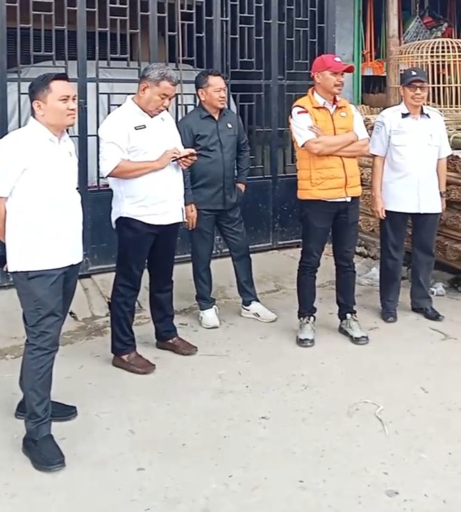 
					Ketua DPRD Polman Turun Tangan, Penumpukan Sampah di Pasar Mulai Ditangani