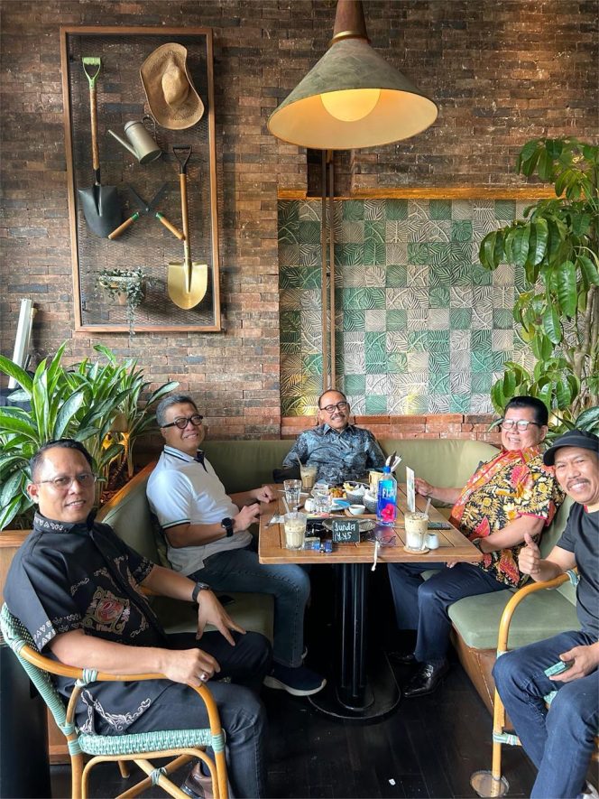 
					Gubernur dan Mantan Gubernur Sulbar Bertemu, Tegaskan Prinsip Kesinambungan Pembangunan