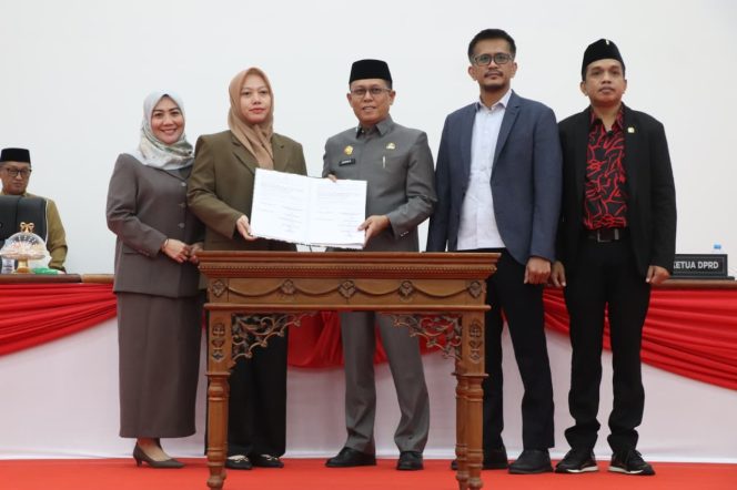 
					Sekda Wakili Gubernur, Apresiasi Pengesahan Perubahan Perda BUMD Sebuku Energi Malaqbi oleh DPRD Sulbar