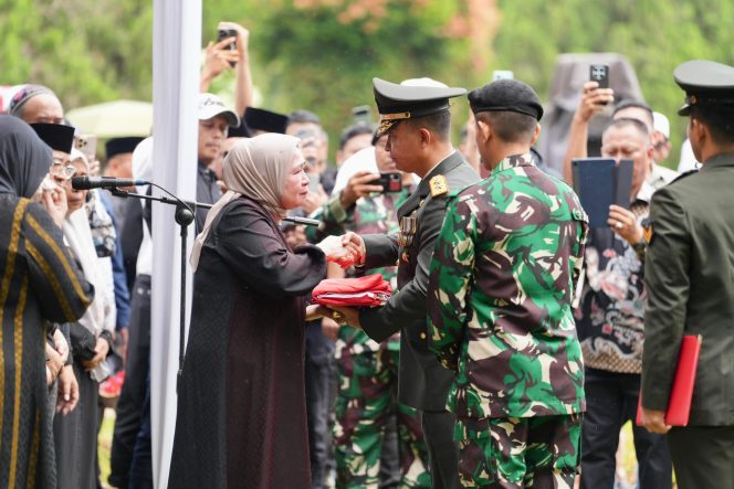 
					Momen Haru Hj. Fatmawati Salim Terima Lipatan Merah Putih Usai Upacara Pemakaman Militer