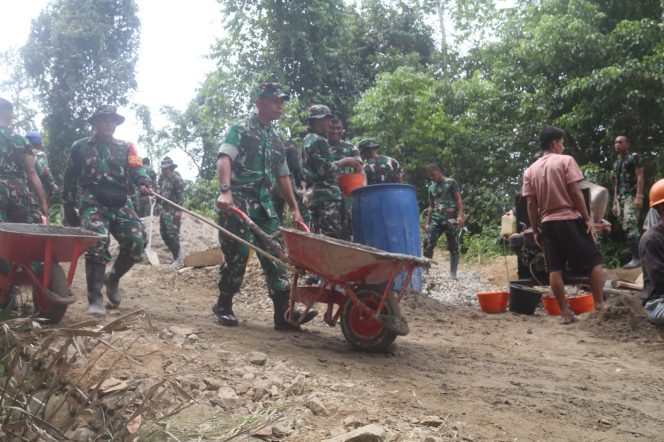 
					Pengecoran Jalan Dikebut, Dansatgas TMMD Turun Langsung Bantu Warga