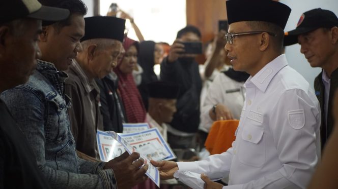 
					Wujud Empati dan Tanggung Jawab, Bupati Polman Salurkan Bantuan ke Tiga Kecamatan