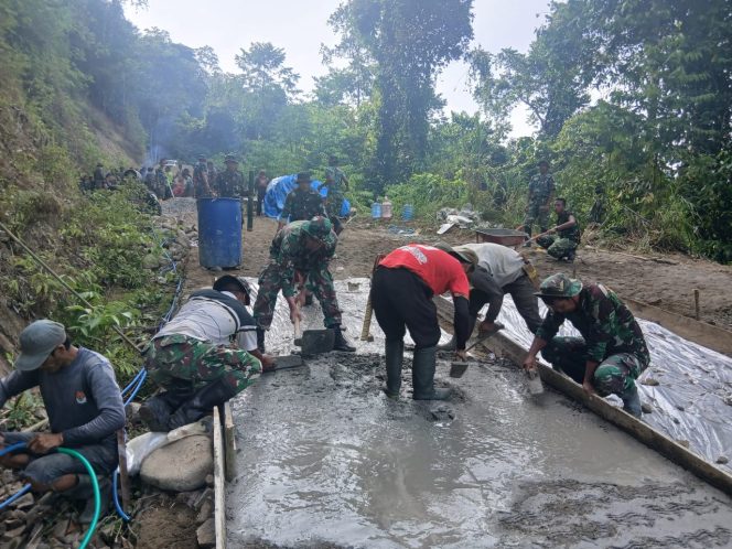 
					Di Tengah Ramadhan, Semangat Gotong Royong TMMD di Lenggo Tak Surut