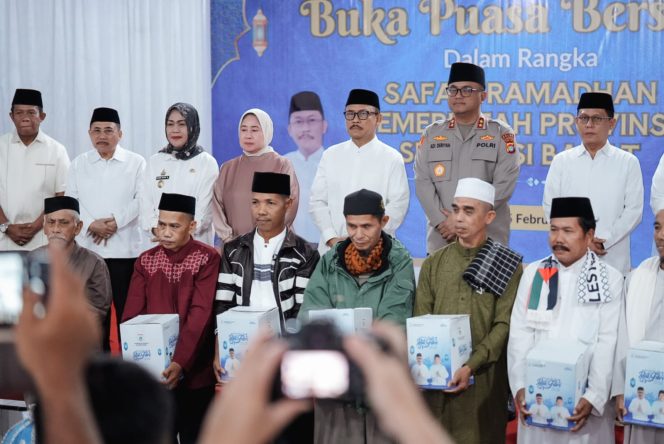 
					Safari Ramadan di Majene, Gubernur Sulbar Bersama Staf Ahli PKK Bagikan 1.000 Paket dan Sampaikan Alokasikan Rp50 Miliar untuk Pembangunan