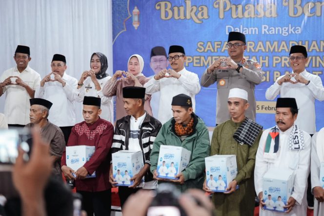 
					Staf Ahli PKK & Gubernur Sulbar Berbagi Sembako di Majene