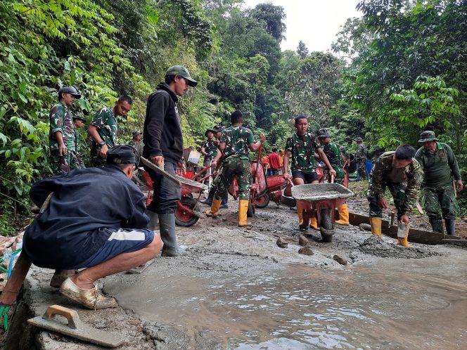 
					Hari ke-15 TMMD Kodim 1402/Polman, Rabat Beton Capai 58 Persen