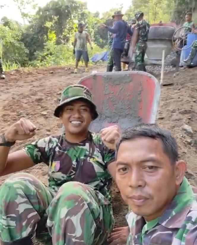 
					Puasa Pertama Jauh dari Keluarga, Prada Farizaldi Tetap Semangat Bertugas di TMMD