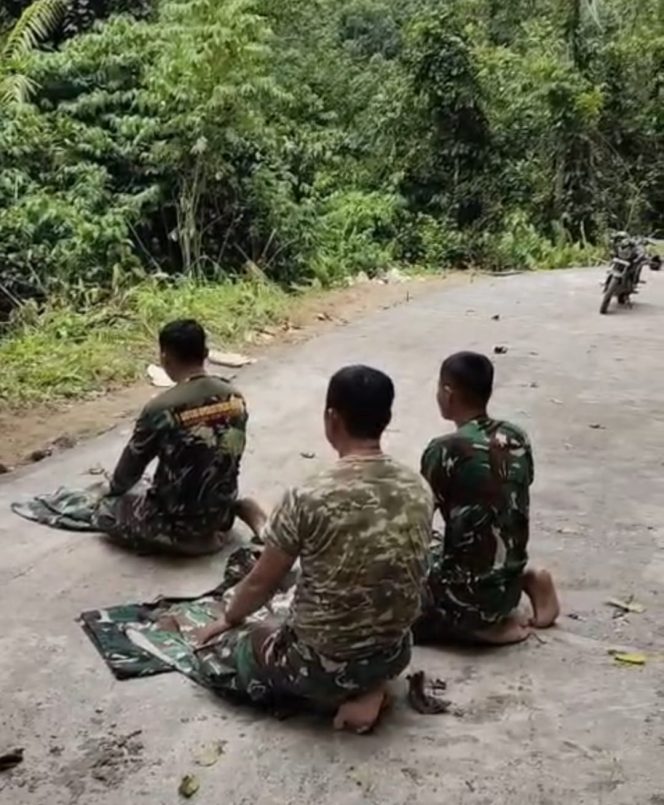 
					Jauh dari Masjid, Prajurit TMMD Sholat di Jalan yang Mereka Bangun