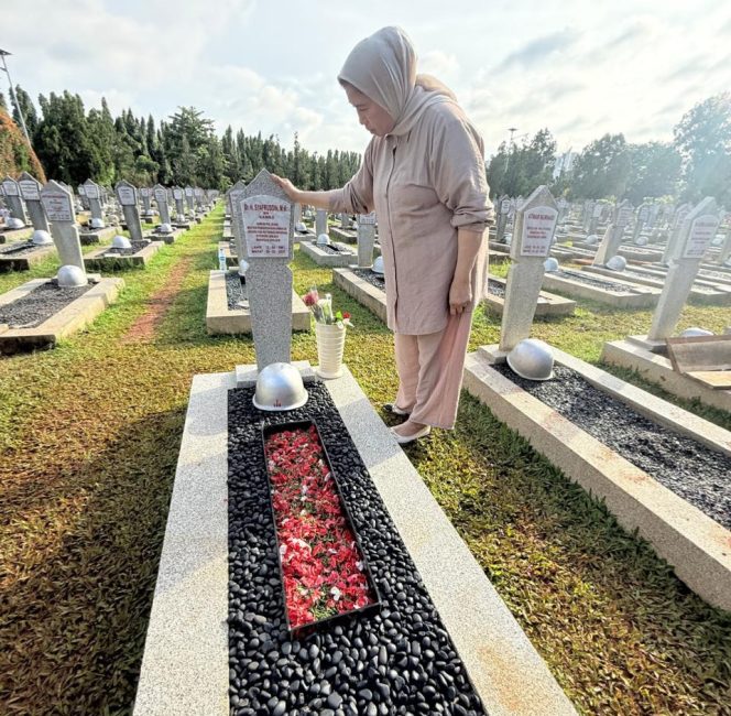 
					Dari Makam Suami ke Pusara Mantan Wakapolri, Hj. Fatmawaty Salim Kenang Pengabdian Putra Mandar