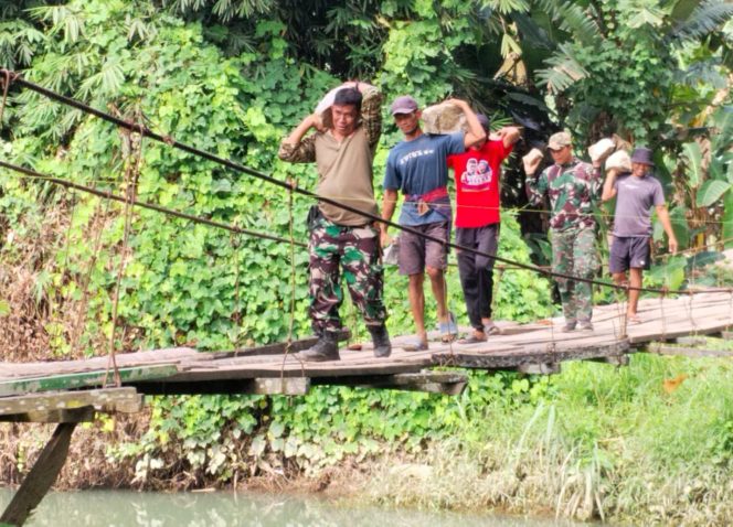 
					TNI dan Warga Lansir Material Pembangunan Jembatan Gantung Garuda di Bulubawang