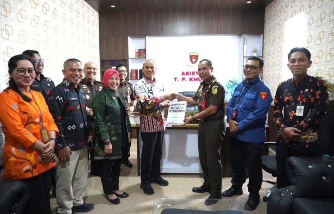 
					Inspektorat Sulbar Serahkan Hasil Audit PKKN kepada Aspidsus Kejati Sulbar