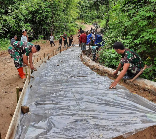 
					Satgas TMMD ke-127 Kodim 1402/Polman Garap Rabat Beton Jalan Penghubung Bulo–Lenggo