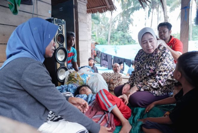 
					Amanah Almarhum: Hj. Fatmawati Salim Kunjungi Dua Anak Lumpuh di Campalagian