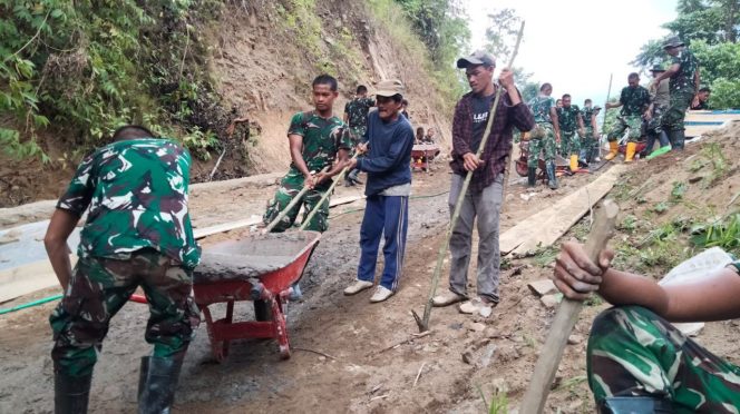 
					Canda di Balik Rabat Beton, TMMD Perkuat Ikatan TNI dan Warga Lenggo