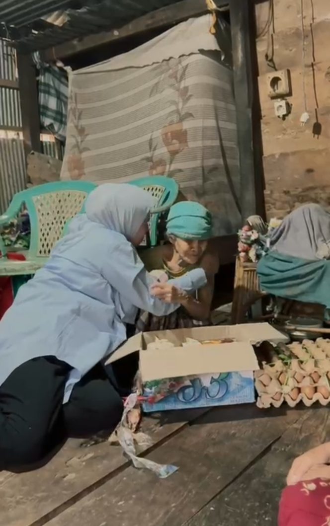 
					Hj. Fatmawati Salim Kunjungi Nenek Hajara, Lansia Sebatang Kara di Desa Salletto