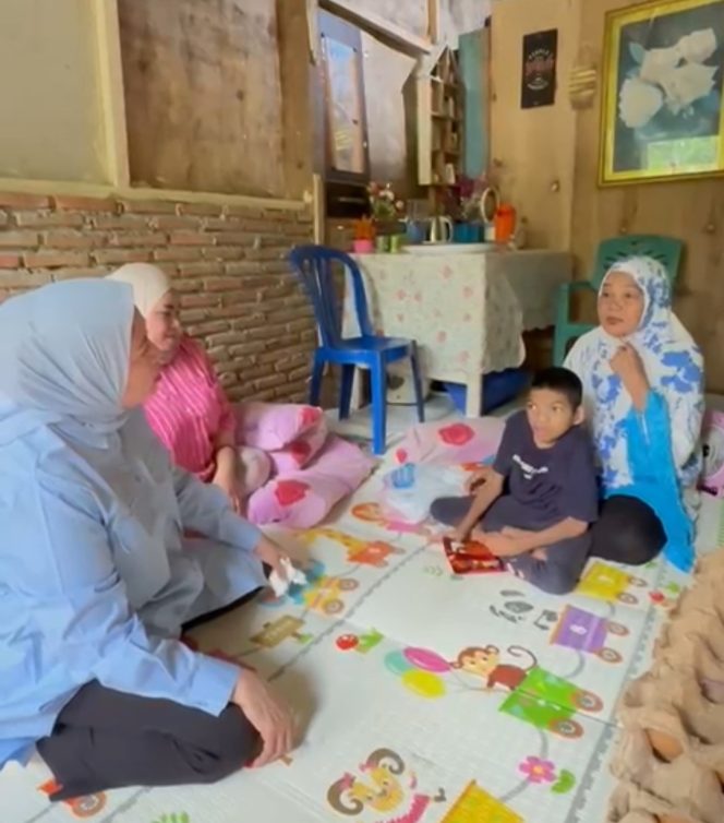 
					Hj. Fatmawati Salim Tempuh Jalan Terjal untuk Bantu Fadil, Remaja Lumpuh di Mamuju