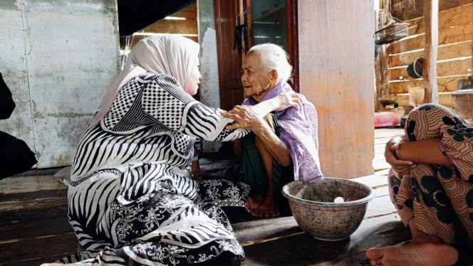 
					Staf Ahli PKK Sulbar Hj. Fatmawati Salim Salurkan Bantuan Sembako Secara Door to Door