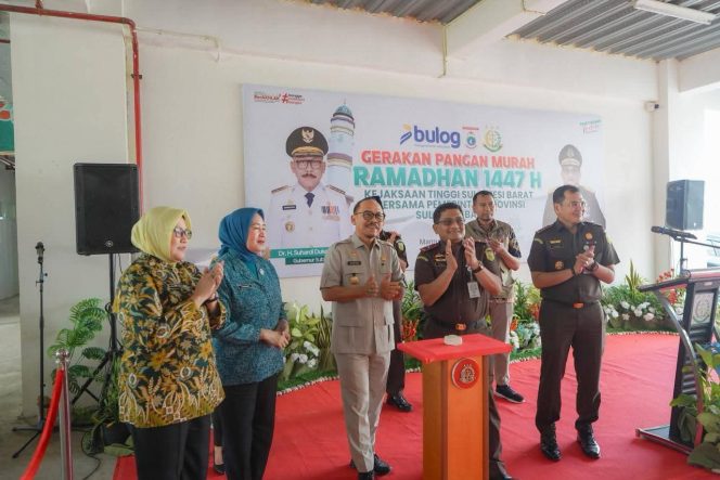
					Gubernur Suhardi Duka dan Hj. Fatmawati Salim Hadiri Gerakan Pasar Murah di Parkiran Kejati Sulbar