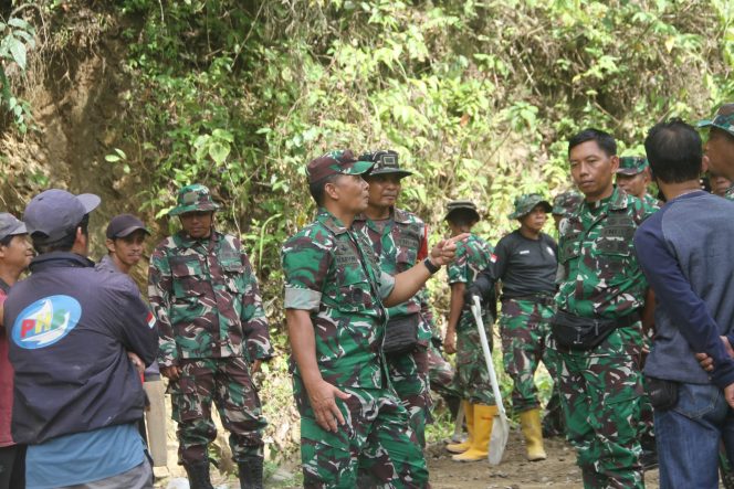 
					Danrem 142/Tatag Turun Langsung ke Lokasi TMMD, Pastikan Akses Desa Lenggo Terus Dikebut