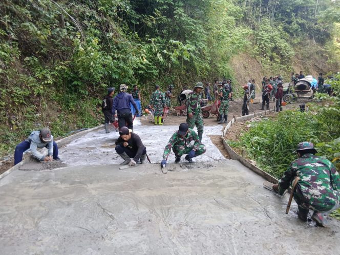 
					Hari ke-20 TMMD Kodim 1402/Polman, Pengecoran Jalan Capai 85 Persen