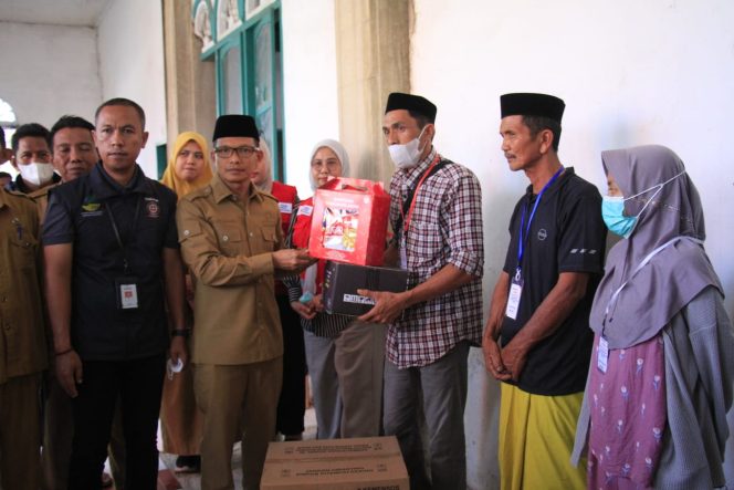 
					Bupati Polman Serahkan Bansos dari Kemensos RI untuk Penyintas Kebakaran Galung Tulu Balanipa