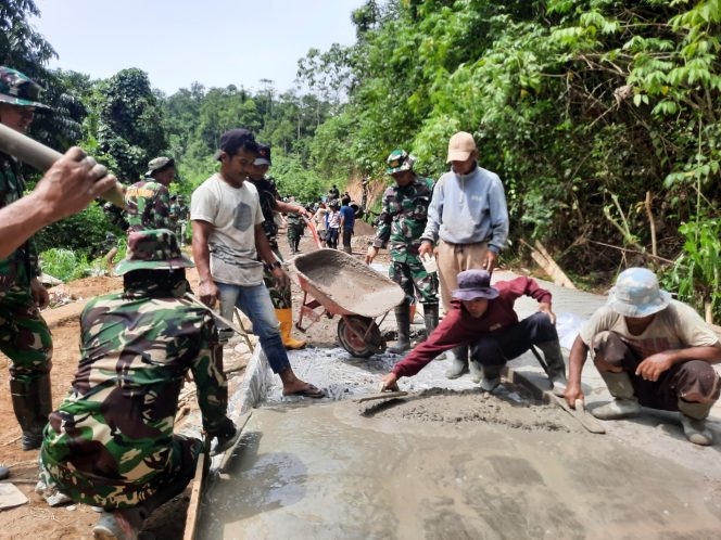 
					Pengerjaan Rabat Beton TMMD Kodim 1402/Polman Hampir Rampung