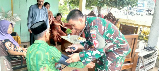 
					Tim Kesehatan TMMD Kodim 1402/Polman Layani Prajurit dan Warga di Lokasi TMMD