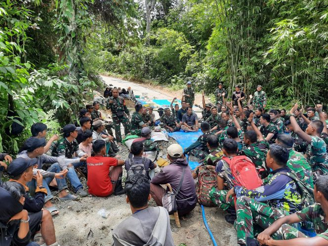 
					Saat TNI dan Warga Duduk Bersama, Jalan Desa dan Kemanunggalan Terbangun