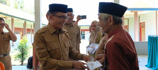 
					Bupati Samsul Mahmud Salurkan Bantuan bagi 7 KK Korban Kebakaran dan Puting Beliung di Kecamatan Matakali