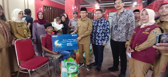 
					Bupati Polman Serahkan Paket Ramadhan BNI Berbagi untuk Warga Rentan
