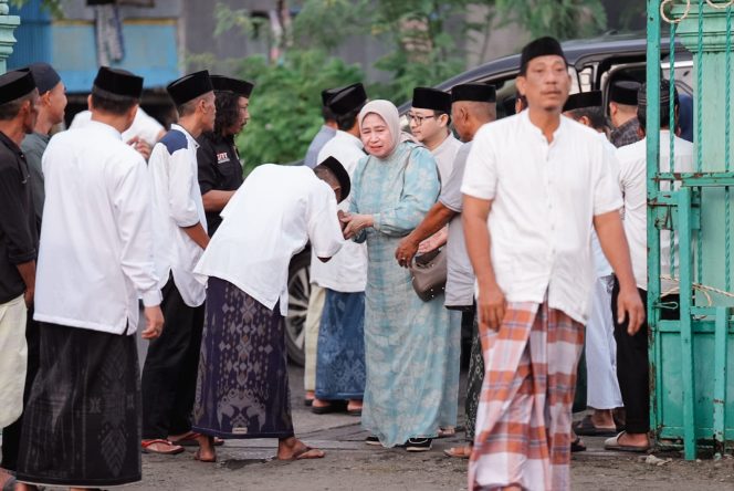 
					Disambut Haru, Kehadiran Hj. Fatmawati Salim Bangkitkan Kerinduan Warga pada Almarhum JSM